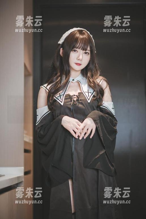 51酱 黑色的轮廓下,51酱的写真图集,竟让我产生不少联想。
