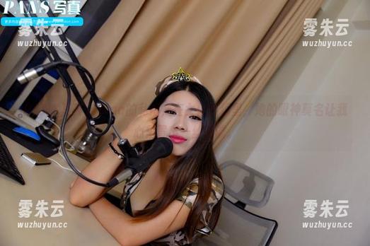 PANS写真 - Tina的私拍，在女仆扮相里，她的眼神莫名让我心里冒出一丝戏谑。