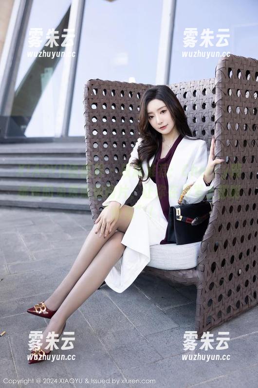 XIAOYU语画界 - 权威推荐：Cherry樱桃酱的免费瑜伽图片，让你在沙发上都能“修炼”！