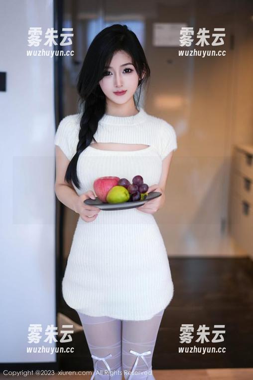 Xiuren秀人网 - Carol周妍希带来的校园写真更新！她跟围栏的亲密接触，如同有八百年的友谊！