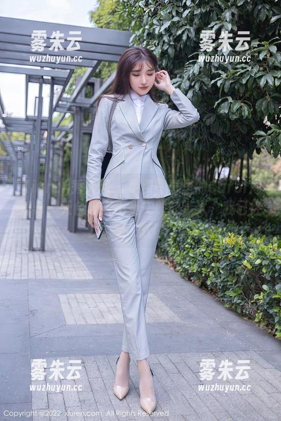 Xiuren秀人网-Carol周妍希 Xiuren秀人网 - 免费写真里的Carol周妍希,天台风景不是一般的迷人,我已经被种草了。