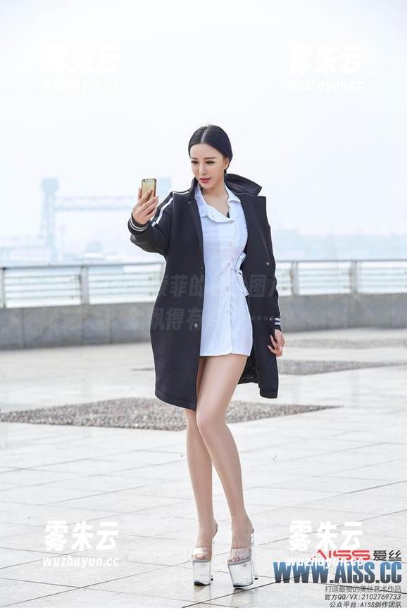aiss - 一见到索菲的白丝图片，我的思绪就飘得有点远……