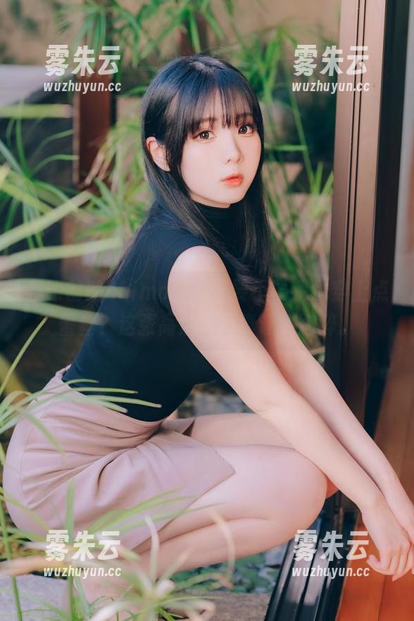 shimo霜月 我眼前的shimo霜月,要不要我也穿上点蕾丝?这张高清写真真让人陶醉。