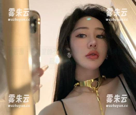 微密圈 - 办公室的不爱笑的赛琳，原来正经装扮里藏着一丝俏皮。
