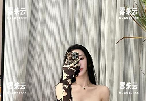 微密圈 - 不爱笑的赛琳带来的私拍：5.17嘉宾，哪儿来的这份悠然自得啊。