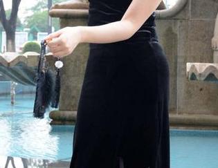 初夏女神 - 柒柒的写真:美足让人想入非非的一点露水。