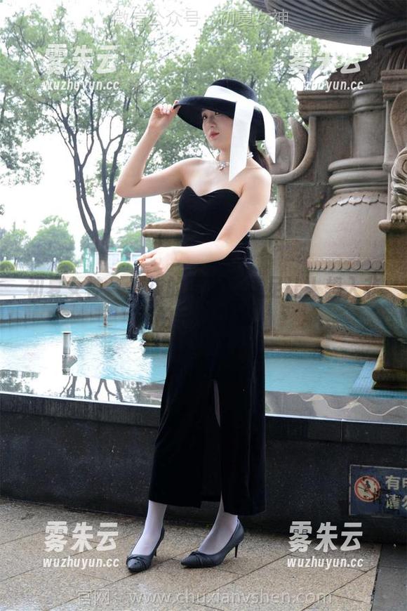 初夏女神 - 柒柒的写真：美足让人想入非非的一点露水。