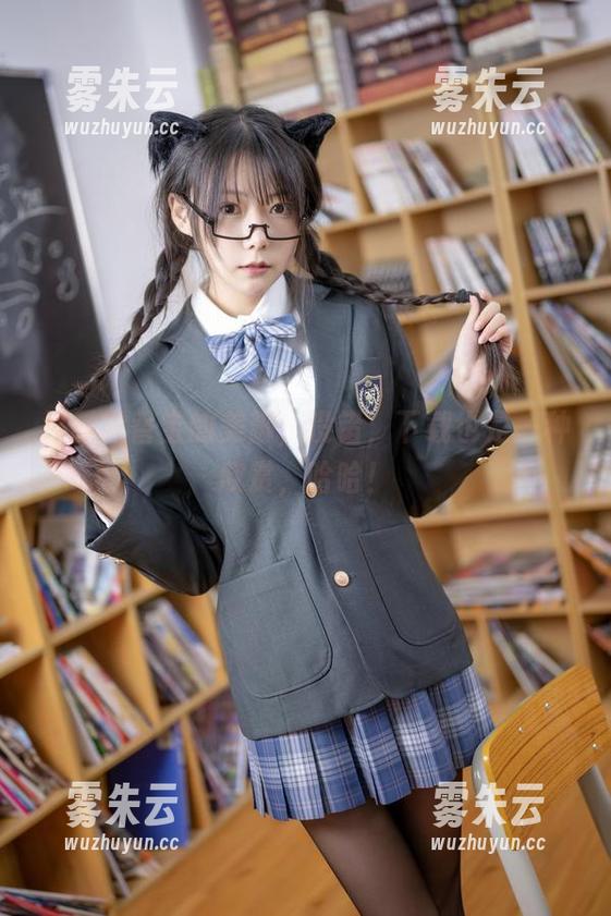 坏露露香宝的美脚，没错，下载也是一种欣赏，哈哈！