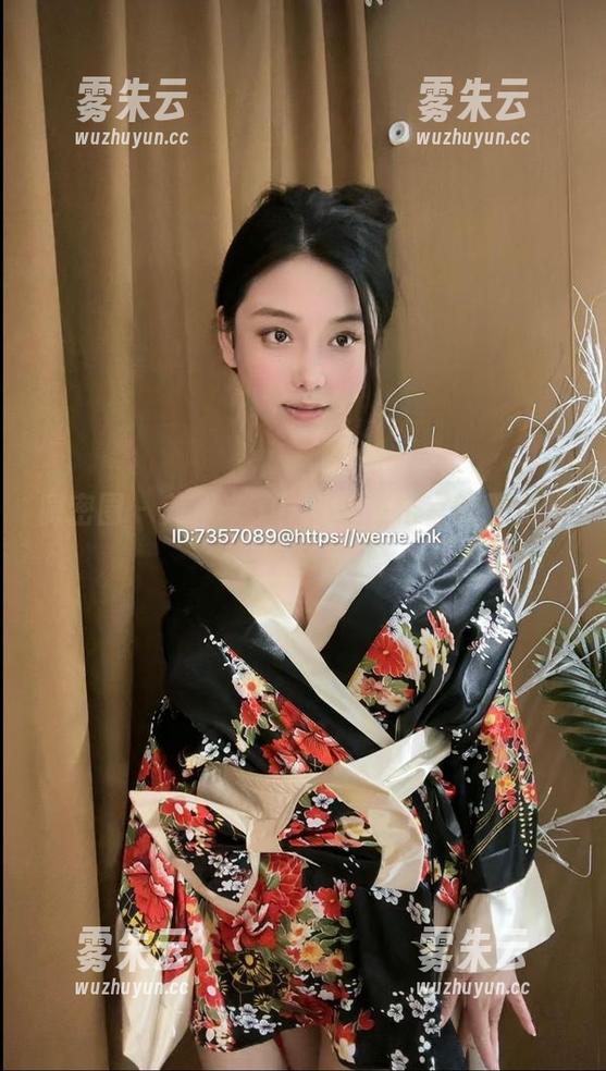 微密圈 - 美图来了！奶雯在浴室的那点儿事儿...
