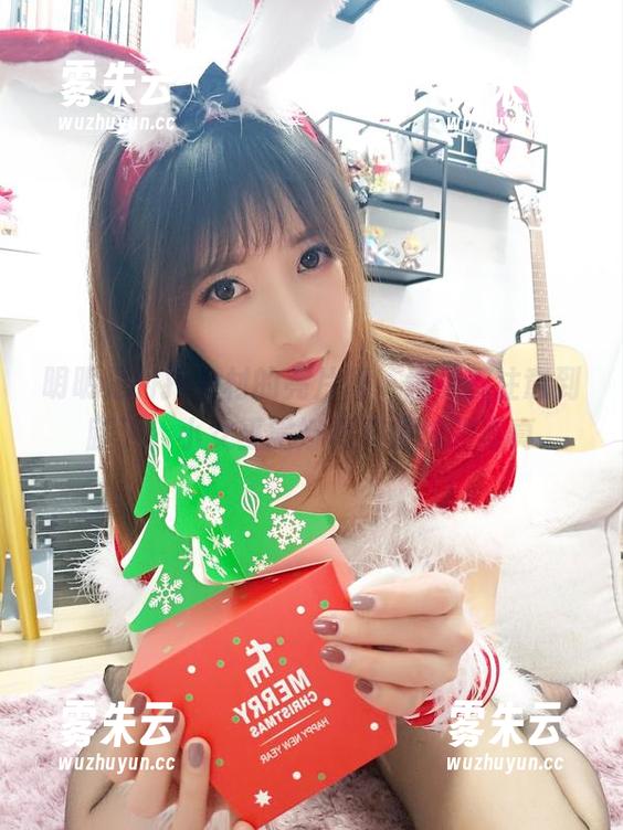 小女巫露娜 明明是衬托身材的亮片裙,结果都注意到腿了,小女巫露娜真有意思的写真