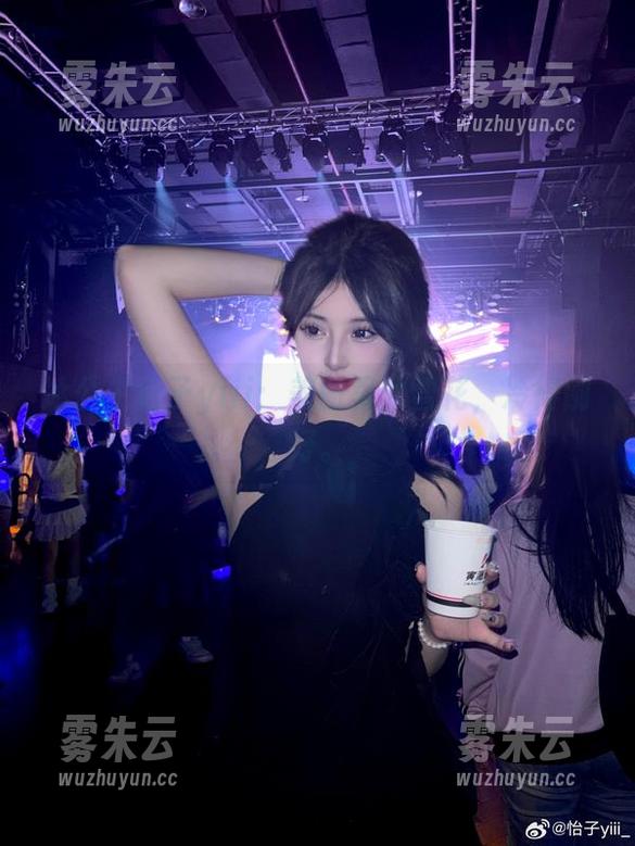 冰公主怡子yiii：美图里的雪花，冷得刚好。