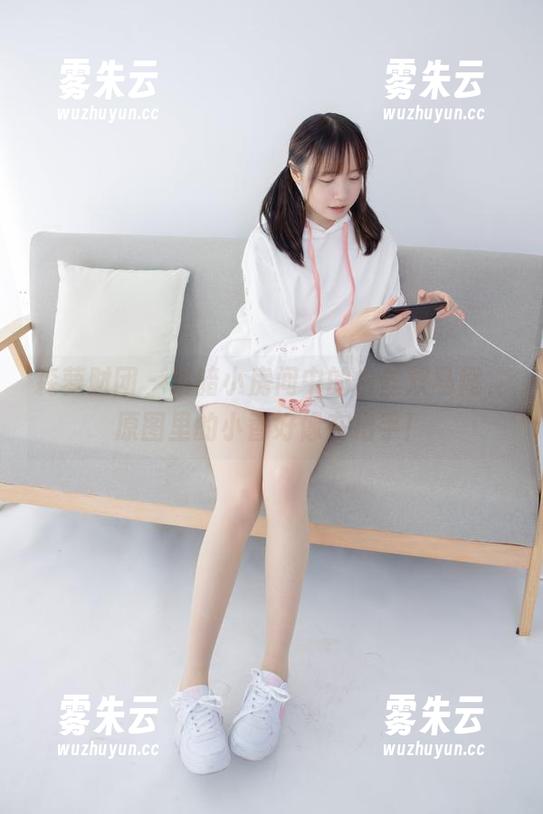森萝财团 - 阴暗小房间中的白丝双马尾，原图里的小香好像在招手！