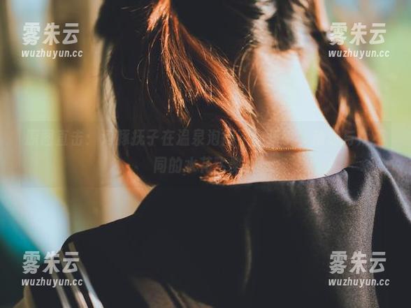 原图直击：河豚抚子在温泉泡得不亦乐乎，精选与众不同的水花飞溅。