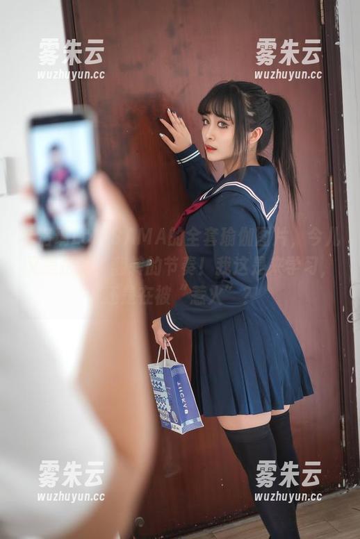 看洛璃LoLiSAMA的全套瑜伽图片，今儿又是抱腿、翻转的节奏！我这是来学习，还是在被“惹火”？