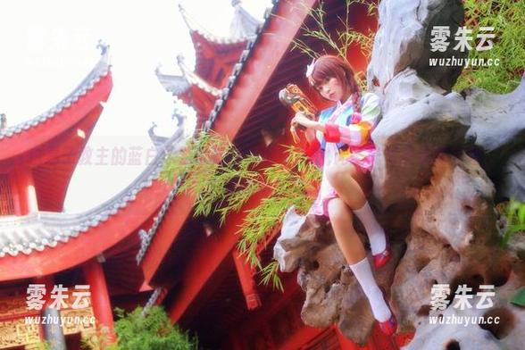 白易子教主的蓝白泳装像是从海底捞来的,无圣光写真无需特效，自带清新气息。