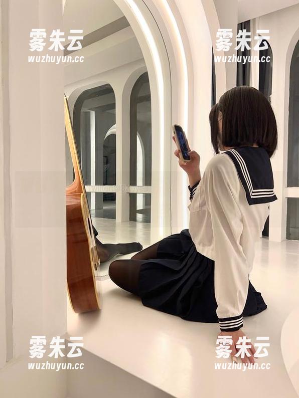 眼酱大魔王w的大胆尝试，网袜图片让人想多一些。