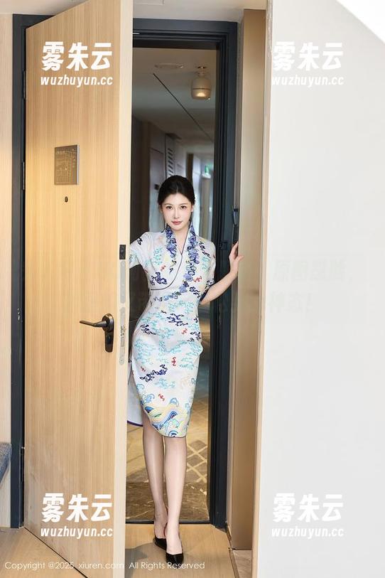 秀人网 - UU阿文的户外题材：原图怼脸，套图却又带着一丝松弛的神态！
