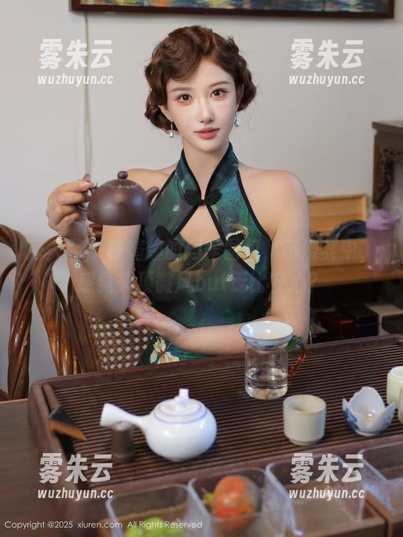 秀人网 - 林煊煊的短裙图包，沉浸其中，感觉头顶微风but无比安心？