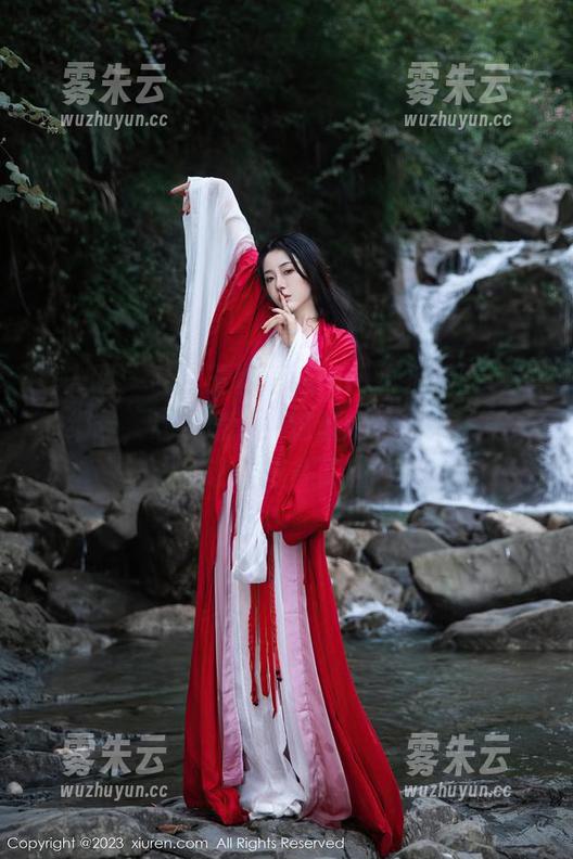 秀人网 - 哇，王馨瑶yanni这花嫁图包里的细节，让我意外！这都能拍出来，真不让人想多了？