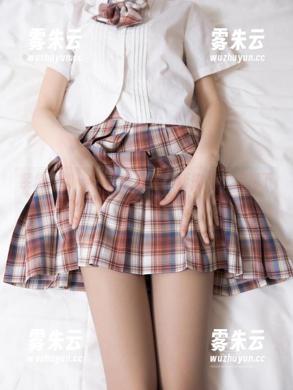 紧急企划 - 一只喵喵梓的新挑战：红裙下的原图下载，真让人想多瞧几眼。
