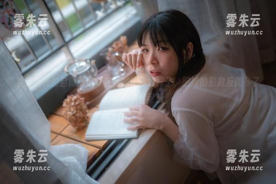 看无圣光的自闭颜球球在厨房忙碌的样子，厨娘的形象反而多了一种特别的可爱。