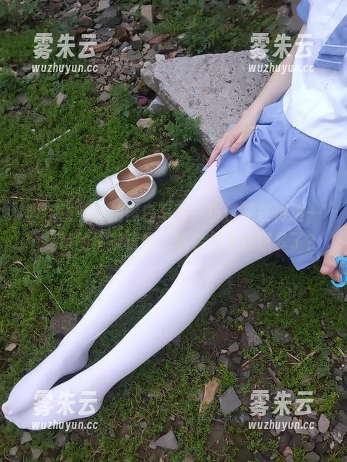 西尔酱的私拍黑白写真，仿佛是在传达一个复杂的情感信号，或者只是我想多了？