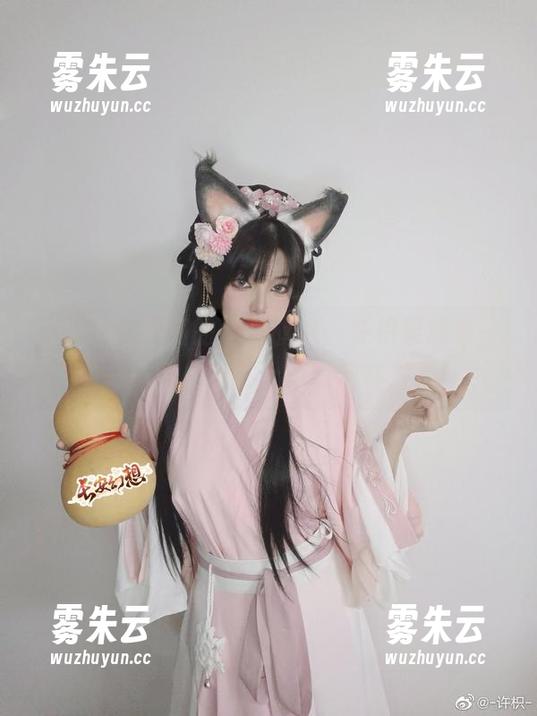 让人印象深刻的定制旗袍，许枳果然有一套——图片里每个角度都在发光！