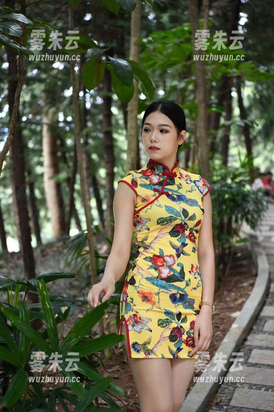 魔镜街拍 - 午后慵懒时光，看看婷婷穿的灰裙和那双薄丝，这画面得多有趣！