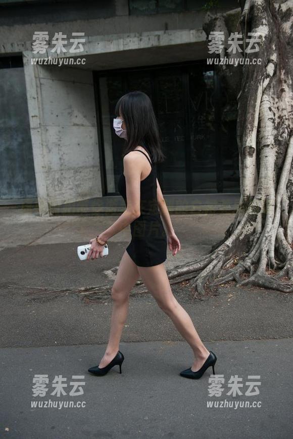 魔镜街拍带你游走在定制的白裙美眉的梦中图片。